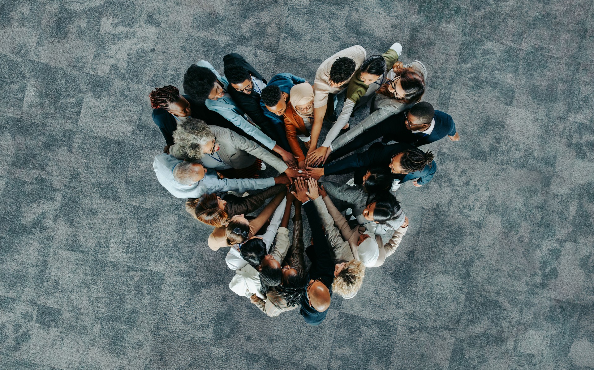 Vue de dessus d’un cœur de personnes, montrant l’unité et le travail d’équipe